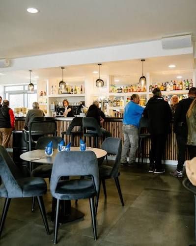 Bar et salle intérieure du Café de la Place, ambiance conviviale