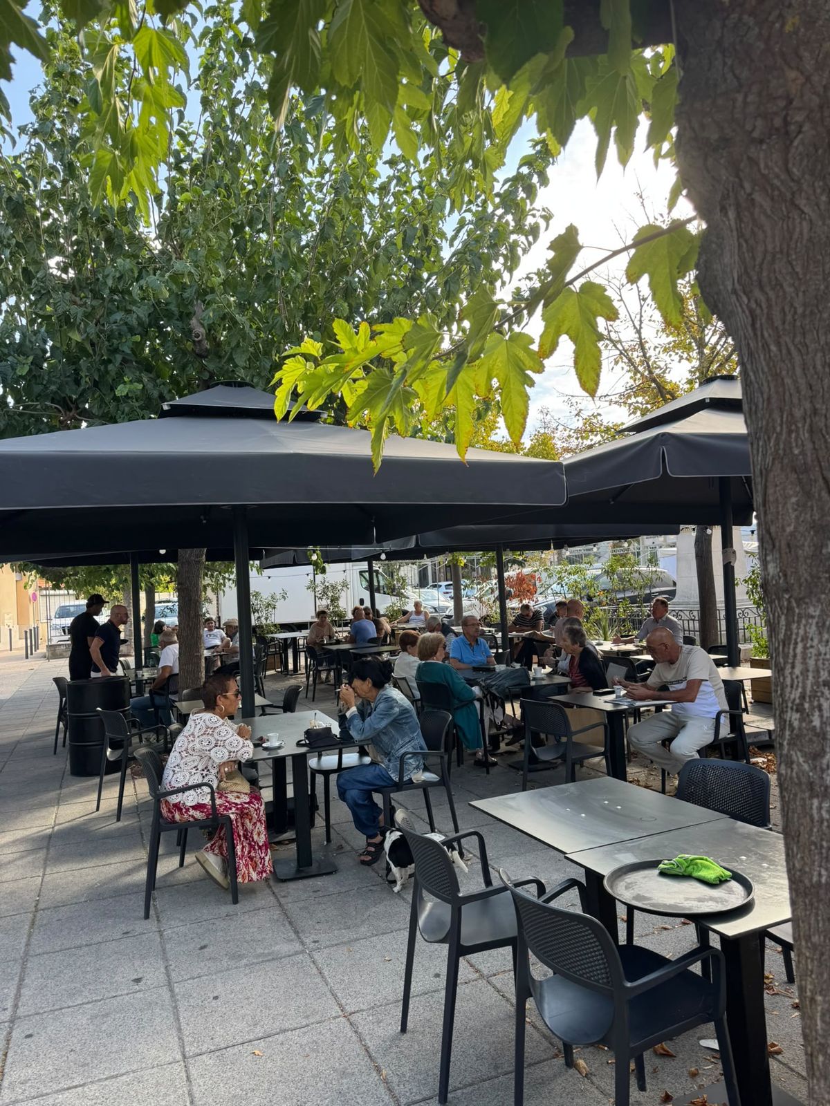 Terrasse du Café de la Place un après-midi ensoleillé, place de l'Hôtel de Ville
